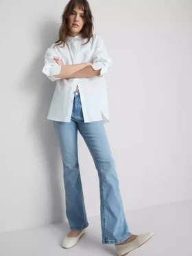 Baumwoll-Denim-Jeans mit ausgestelltem Bein und mittlerer Leibhöhe
