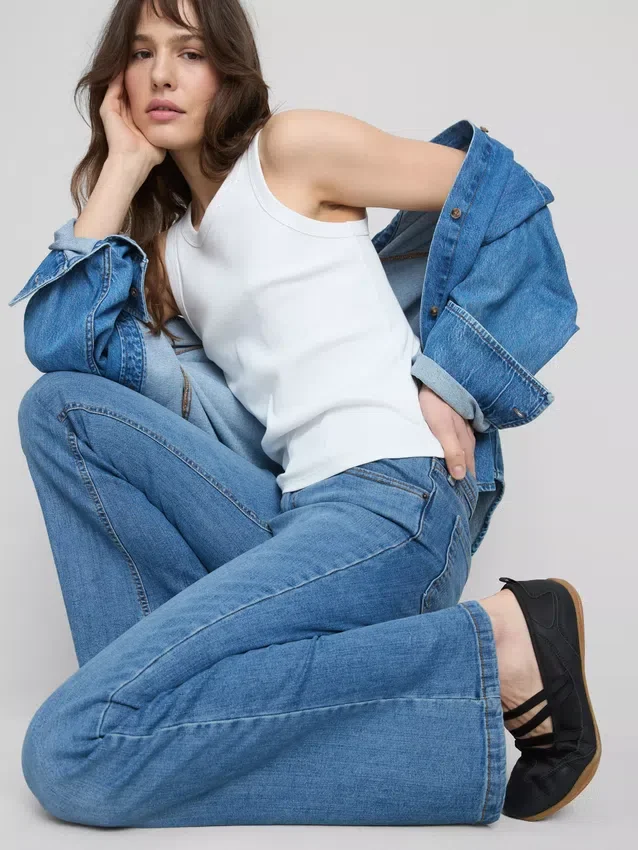 Baumwoll-Denim-Jeans mit ausgestelltem Bein und mittlerer Leibhöhe