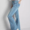 Baumwoll-Denim-Jeans mit ausgestelltem Bein und mittlerer Leibhöhe