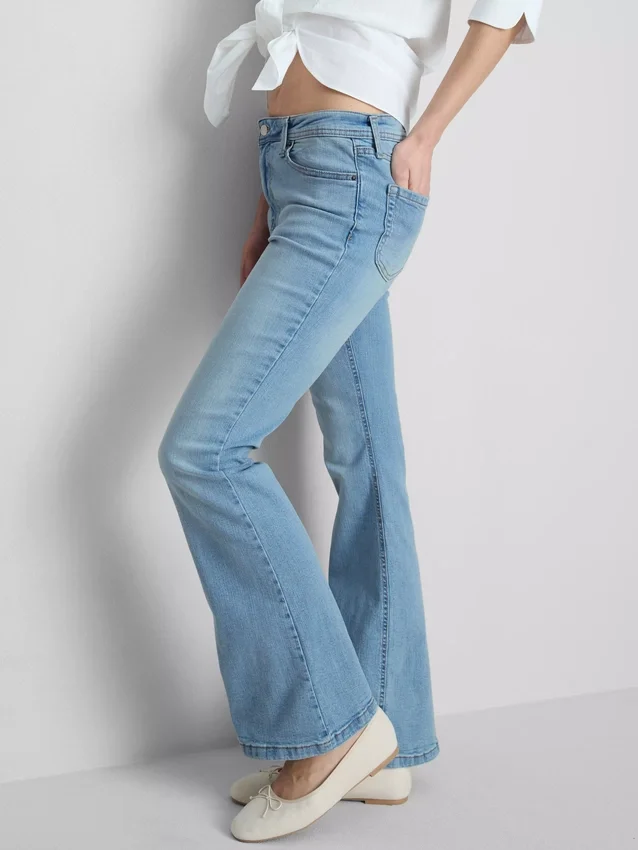 Baumwoll-Denim-Jeans mit ausgestelltem Bein und mittlerer Leibhöhe