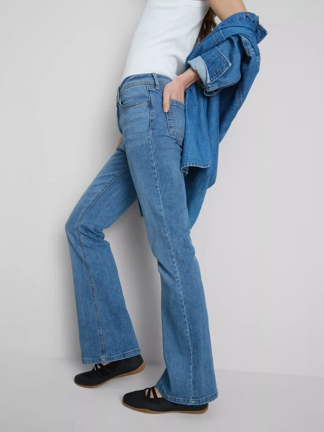 Baumwoll-Denim-Jeans mit ausgestelltem Bein und mittlerer Leibhöhe