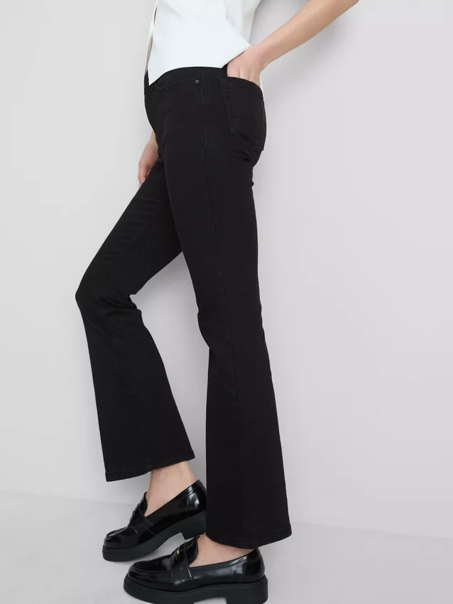 Baumwoll-Denim-Jeans mit ausgestelltem Bein und mittlerer Leibhöhe