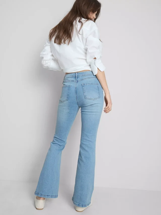 Baumwoll-Denim-Jeans mit ausgestelltem Bein und mittlerer Leibhöhe