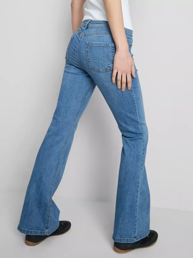 Baumwoll-Denim-Jeans mit ausgestelltem Bein und mittlerer Leibhöhe