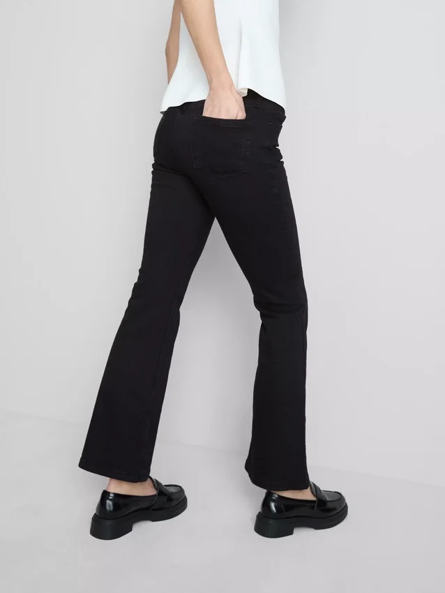 Baumwoll-Denim-Jeans mit ausgestelltem Bein und mittlerer Leibhöhe