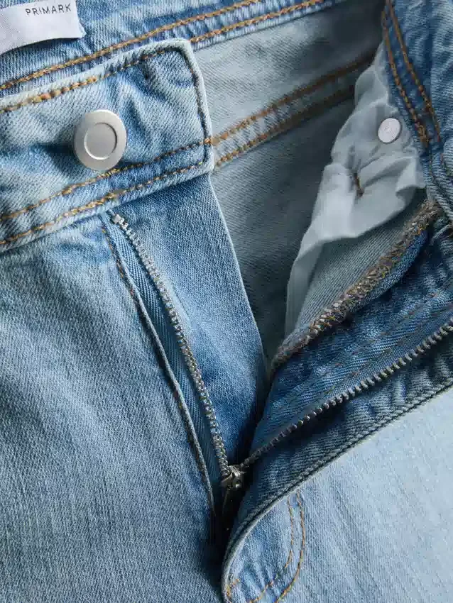 Baumwoll-Denim-Jeans mit ausgestelltem Bein und mittlerer Leibhöhe
