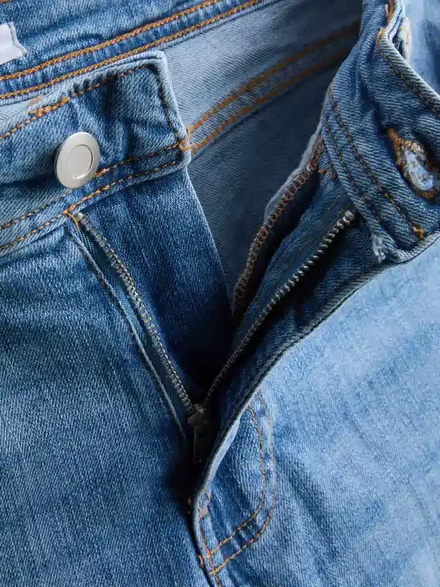 Baumwoll-Denim-Jeans mit ausgestelltem Bein und mittlerer Leibhöhe