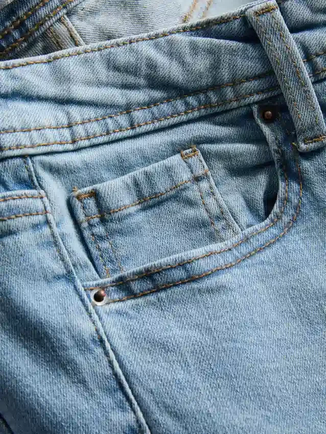 Baumwoll-Denim-Jeans mit ausgestelltem Bein und mittlerer Leibhöhe