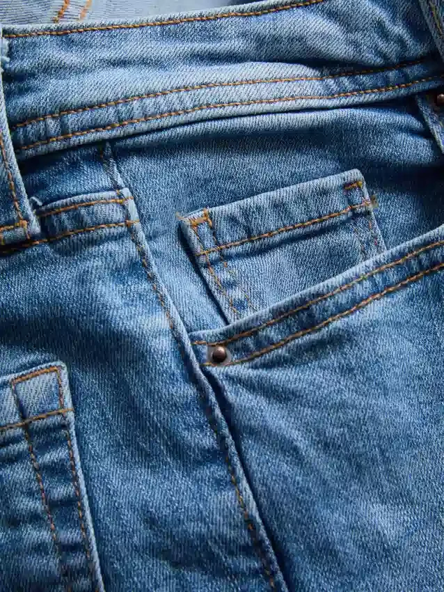 Baumwoll-Denim-Jeans mit ausgestelltem Bein und mittlerer Leibhöhe