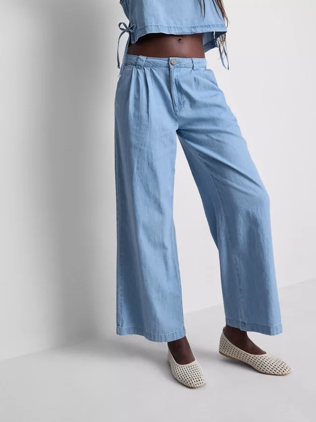 Baumwoll-Denim-Jeans mit Falten und weitem Bein