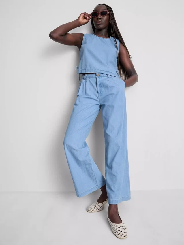 Baumwoll-Denim-Jeans mit Falten und weitem Bein