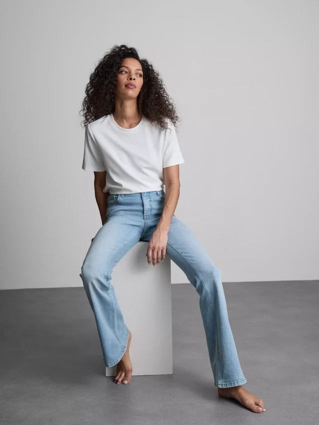 Baumwoll-Denim-Jeans mit mittlerer Leibhöhe und ausgestelltem Bein