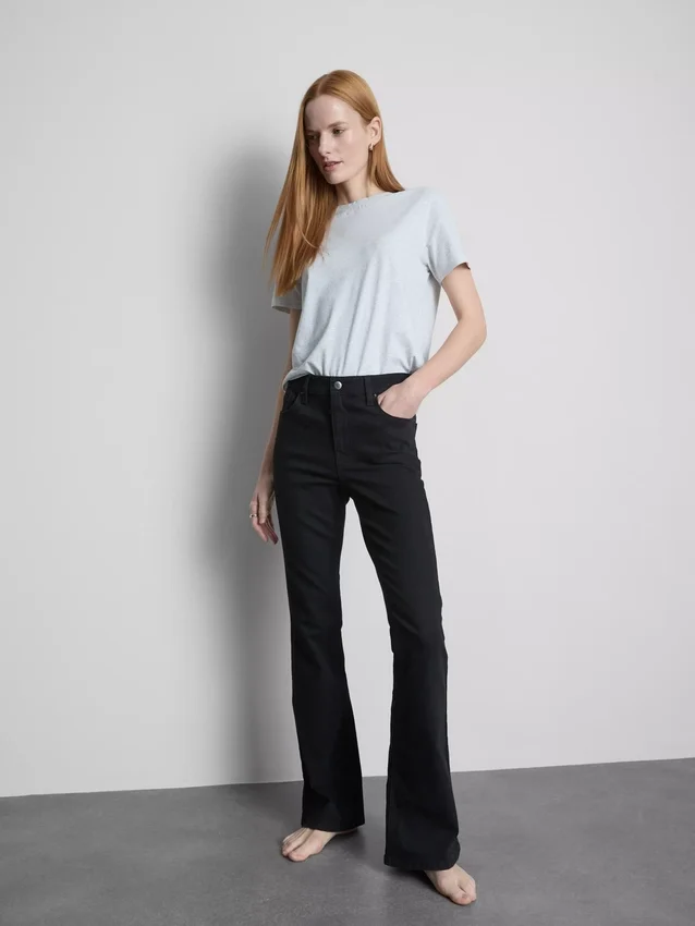 Baumwoll-Denim-Jeans mit mittlerer Leibhöhe und ausgestelltem Bein