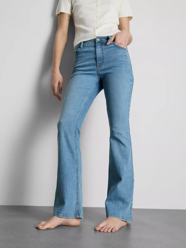 Baumwoll-Denim-Jeans mit mittlerer Leibhöhe und ausgestelltem Bein