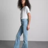 Baumwoll-Denim-Jeans mit mittlerer Leibhöhe und ausgestelltem Bein