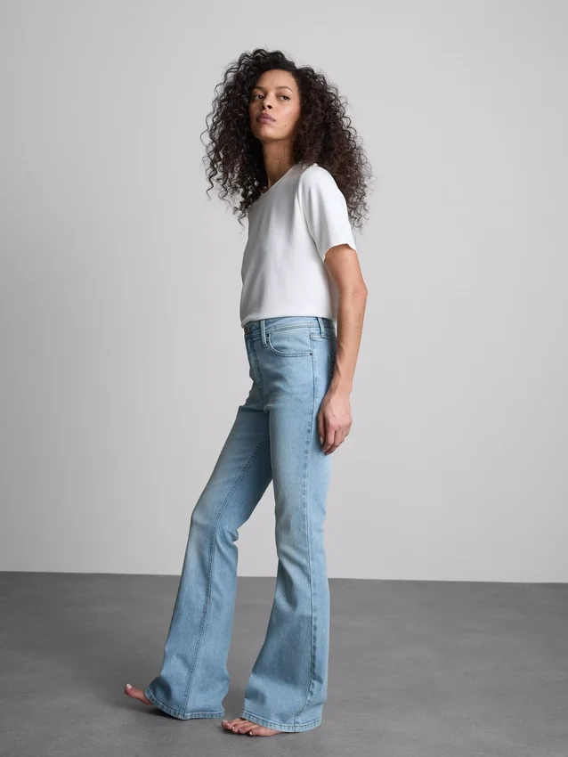 Baumwoll-Denim-Jeans mit mittlerer Leibhöhe und ausgestelltem Bein