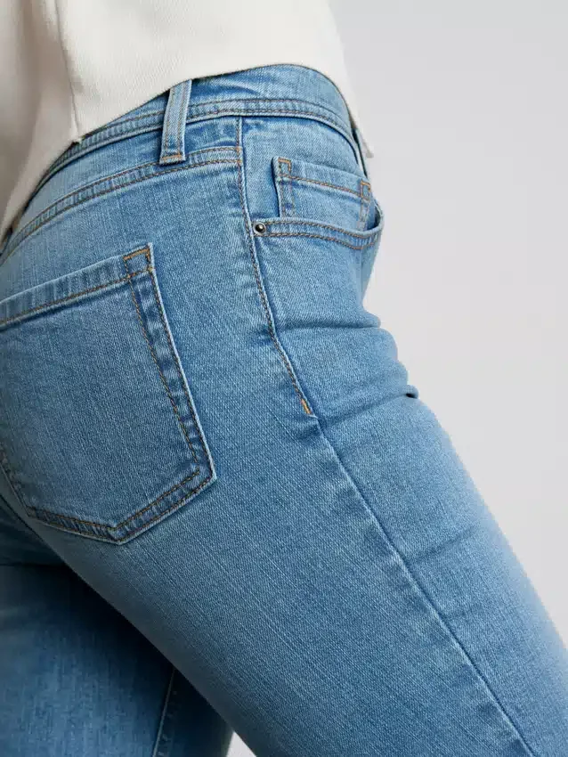 Baumwoll-Denim-Jeans mit mittlerer Leibhöhe und ausgestelltem Bein