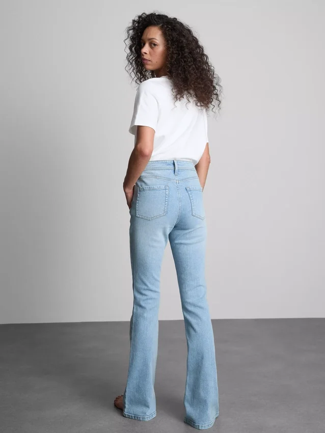 Baumwoll-Denim-Jeans mit mittlerer Leibhöhe und ausgestelltem Bein