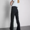 Baumwoll-Denim-Jeans mit mittlerer Leibhöhe und ausgestelltem Bein