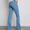 Baumwoll-Denim-Jeans mit mittlerer Leibhöhe und ausgestelltem Bein