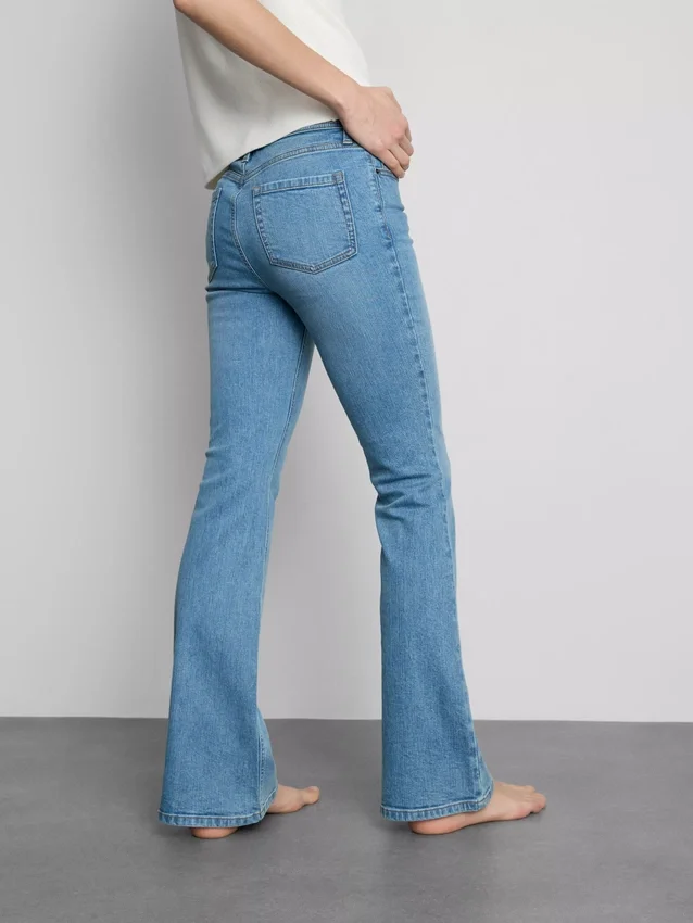 Baumwoll-Denim-Jeans mit mittlerer Leibhöhe und ausgestelltem Bein