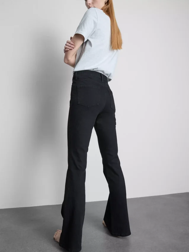 Baumwoll-Denim-Jeans mit mittlerer Leibhöhe und ausgestelltem Bein