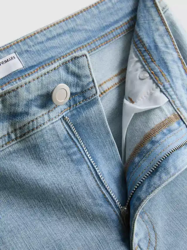 Baumwoll-Denim-Jeans mit mittlerer Leibhöhe und ausgestelltem Bein