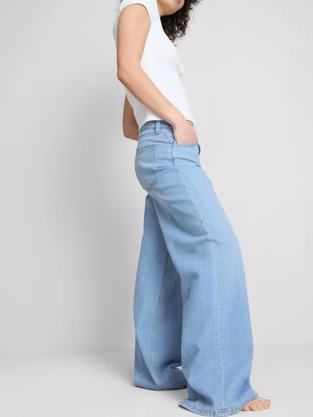 Baumwoll-Denim-Jeans mit mittlerer Leibhöhe und weitem Bein