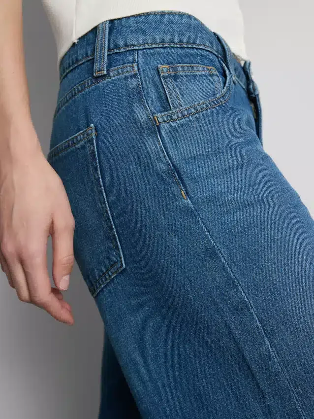 Baumwoll-Denim-Jeans mit mittlerer Leibhöhe und weitem Bein