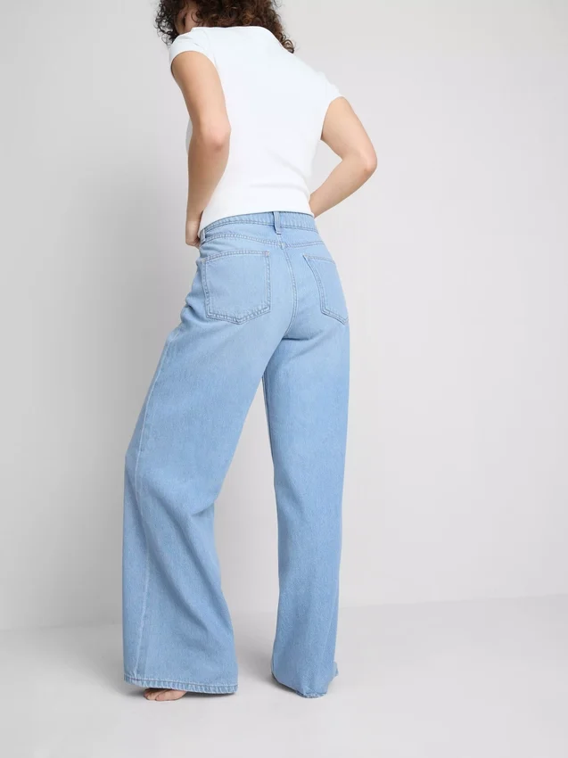 Baumwoll-Denim-Jeans mit mittlerer Leibhöhe und weitem Bein