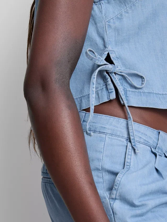 Baumwoll-Denim-Tanktop mit seitlichen Bindebändern
