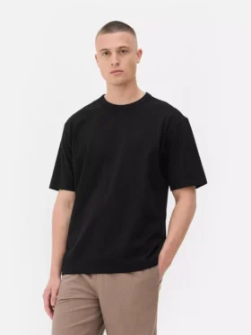 Baumwoll-T-Shirt mit gerolltem Halsausschnitt und lockerer Passform
