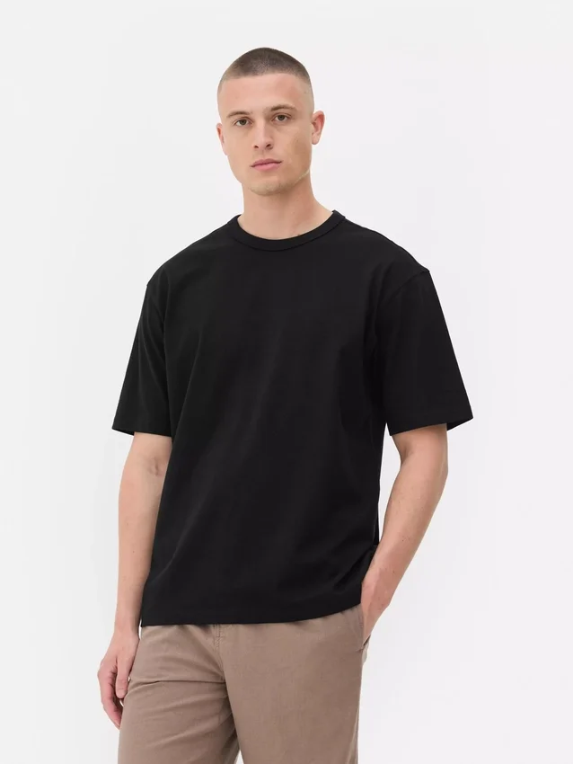 Baumwoll-T-Shirt mit gerolltem Halsausschnitt und lockerer Passform