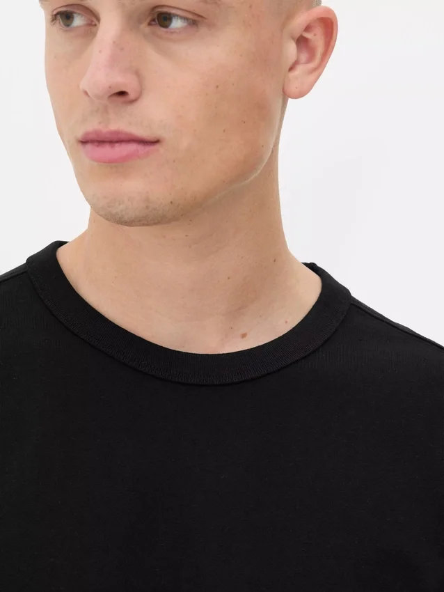 Baumwoll-T-Shirt mit gerolltem Halsausschnitt und lockerer Passform