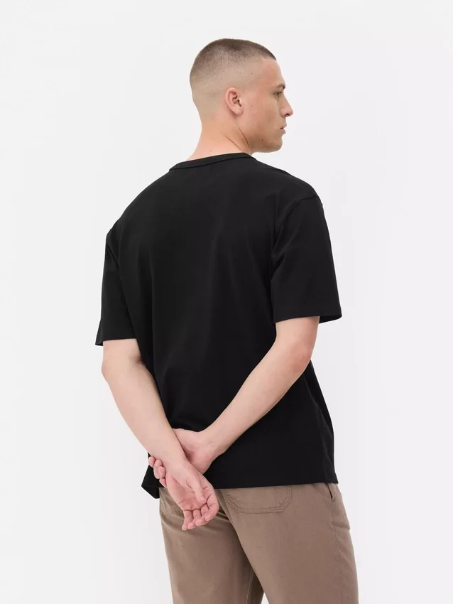 Baumwoll-T-Shirt mit gerolltem Halsausschnitt und lockerer Passform