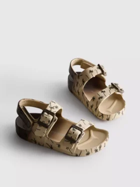 Bedruckte Sandalen mit doppeltem Schnallenriemen