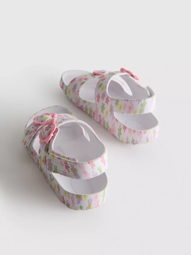 Bedruckte Sandalen mit doppeltem Schnallenriemen