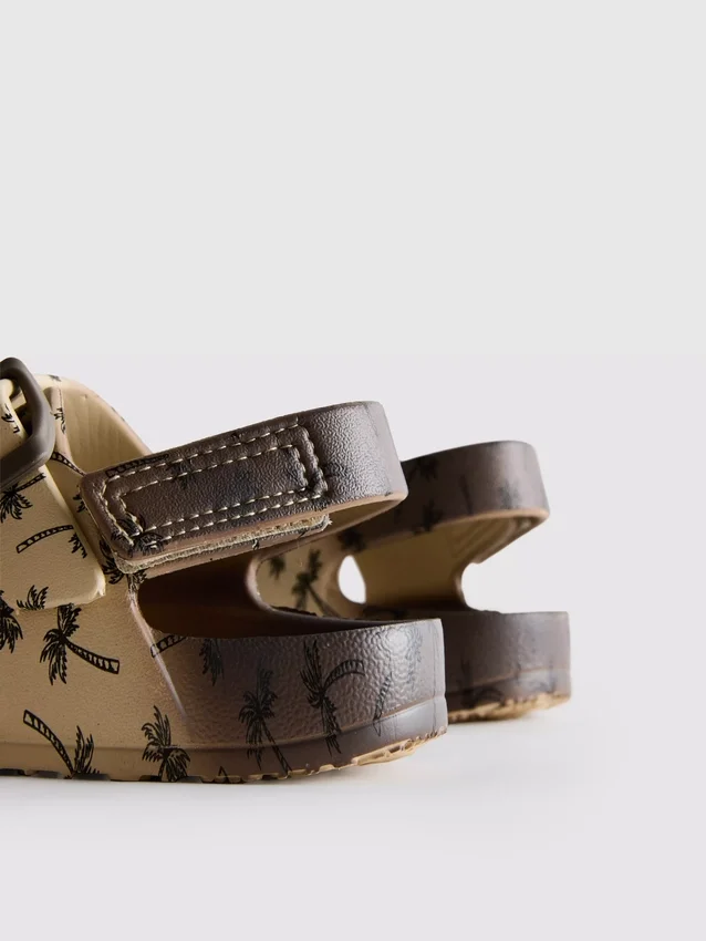 Bedruckte Sandalen mit doppeltem Schnallenriemen