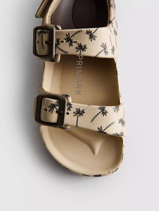 Bedruckte Sandalen mit doppeltem Schnallenriemen