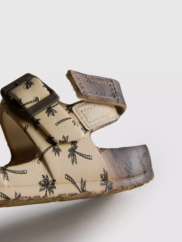 Bedruckte Sandalen mit doppeltem Schnallenriemen