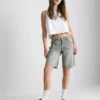 Bermuda-Shorts aus Denim mit unversäubertem Saum