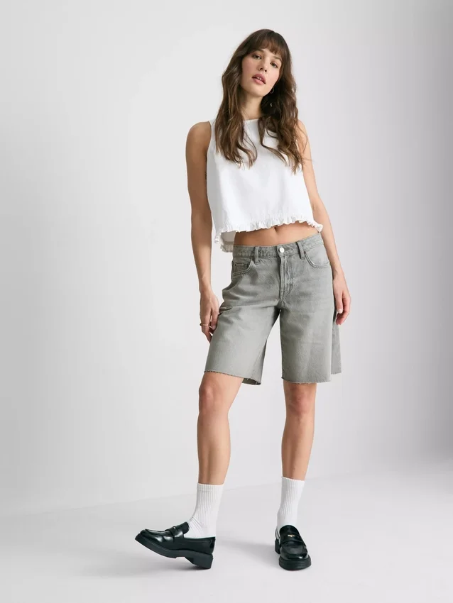 Bermuda-Shorts aus Denim mit unversäubertem Saum