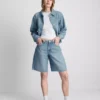 Bermuda-Shorts aus Denim mit unversäubertem Saum