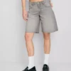 Bermuda-Shorts aus Denim mit unversäubertem Saum