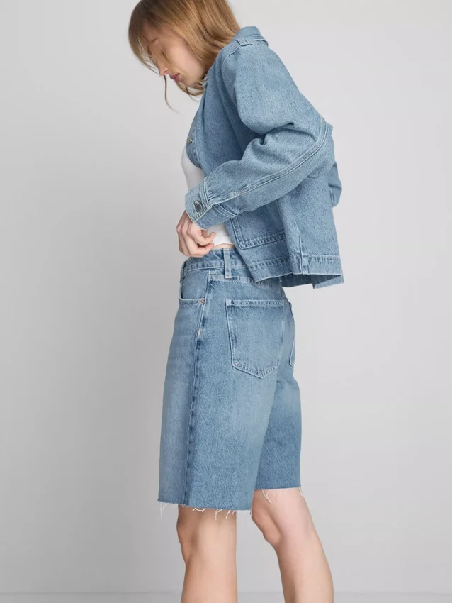 Bermuda-Shorts aus Denim mit unversäubertem Saum