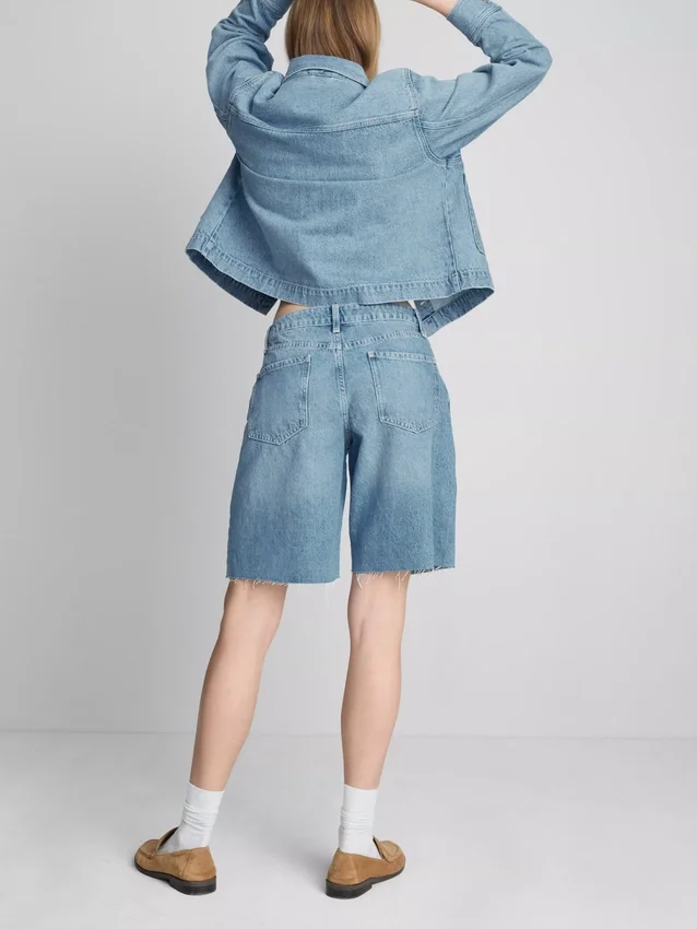 Bermuda-Shorts aus Denim mit unversäubertem Saum