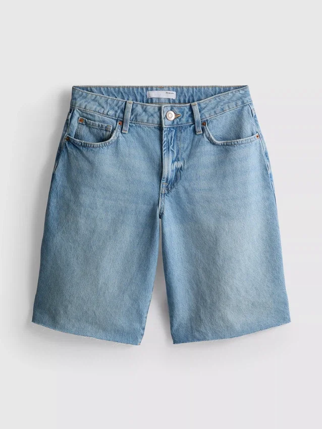 Bermuda-Shorts aus Denim mit unversäubertem Saum