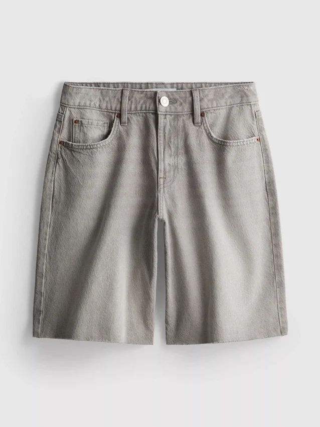 Bermuda-Shorts aus Denim mit unversäubertem Saum