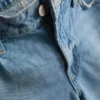 Bermuda-Shorts aus Denim mit unversäubertem Saum