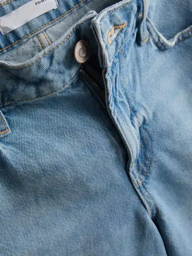 Bermuda-Shorts aus Denim mit unversäubertem Saum
